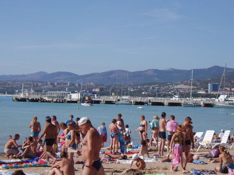 Несмотря на вторую половину сентября, народу на пляже прилично. А что здесь творится в июле?...