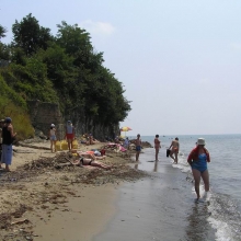 Джубгинский пляж с одной стороны упирается в гору Ёжик, а с другой просто сужается до минимума