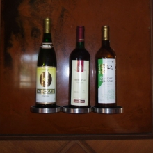 Коллекция местных вин всех времен, в том числе легендарные "Улыбка" и "Портвейн N72"