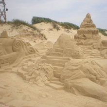 Фестиваль песчаных фигур на центральном пляже в Витязево