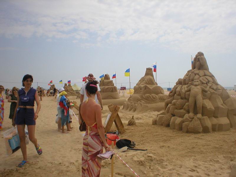 Фестиваль песчаных фигур на центральном пляже в Витязево