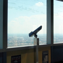 Подзорная труба, а сверу на стекле - описание того, что видно в секторе