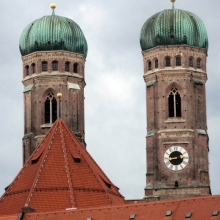 Оригинальные купола церкви Фрауэенкирхе (Frauenkirche) видны отовсюду и служат хорошим ориентиром