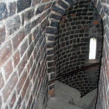 Лестница на мост между башнями костёла