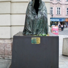 Скульптура Анны Хроми. Такую же мы видели в Зальцбурге