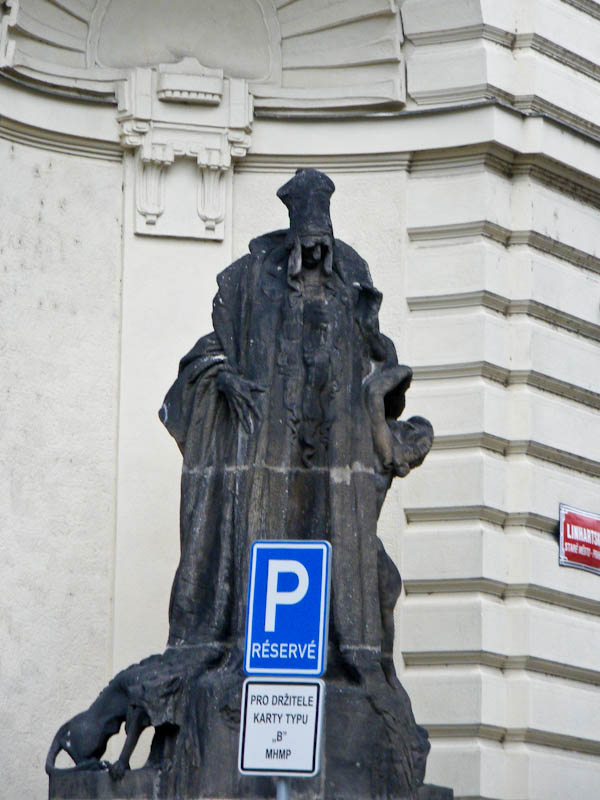 Статуя раввина Лёва у Новой ратуши