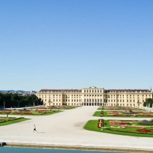 Вид на дворец из парка